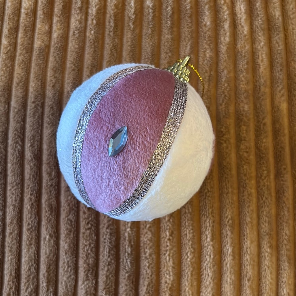 ✨☁️🎄Elegant Pink and White Ornament